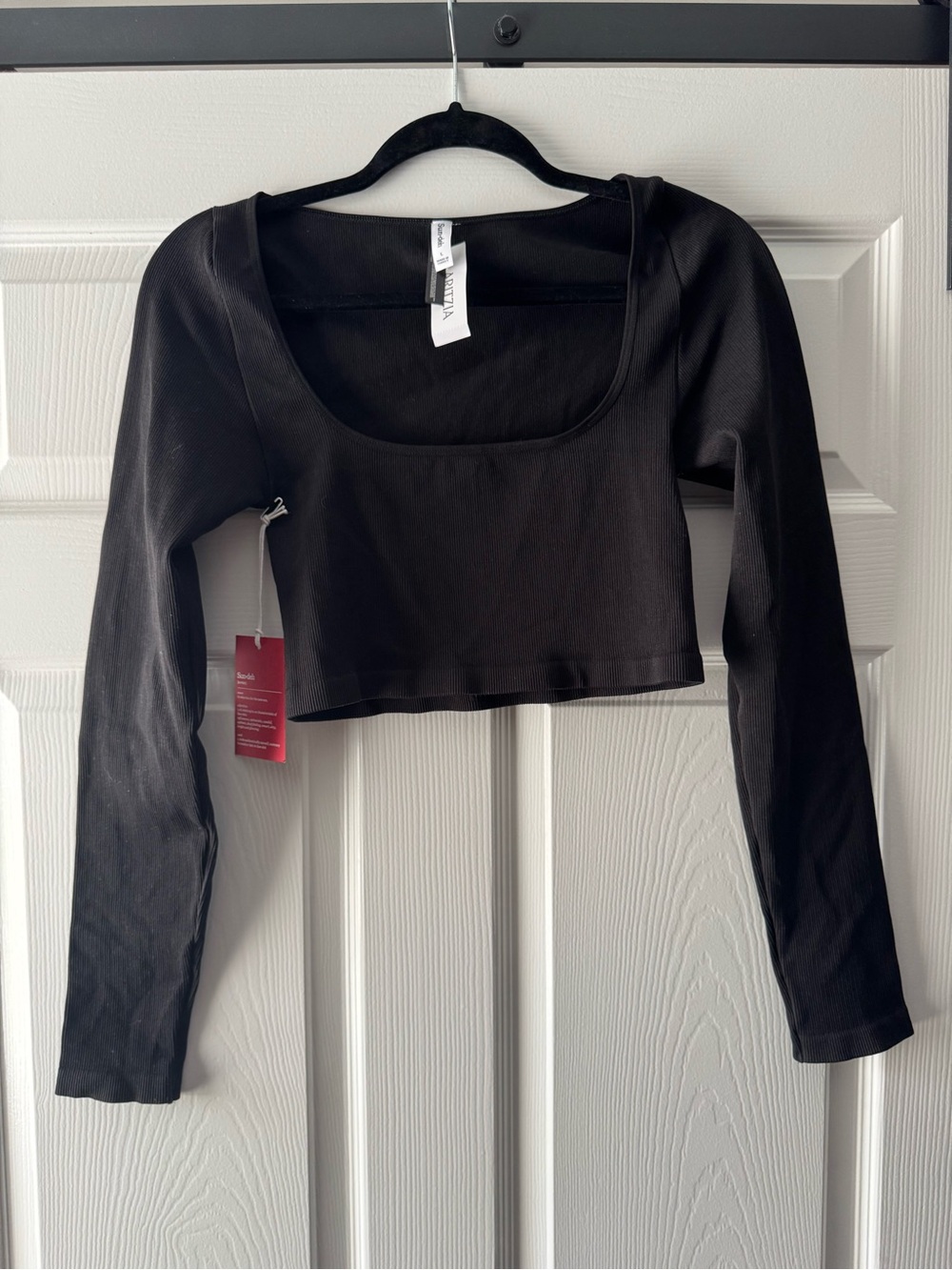Aritzia Black Long Sleeve Ribbed Crop Top